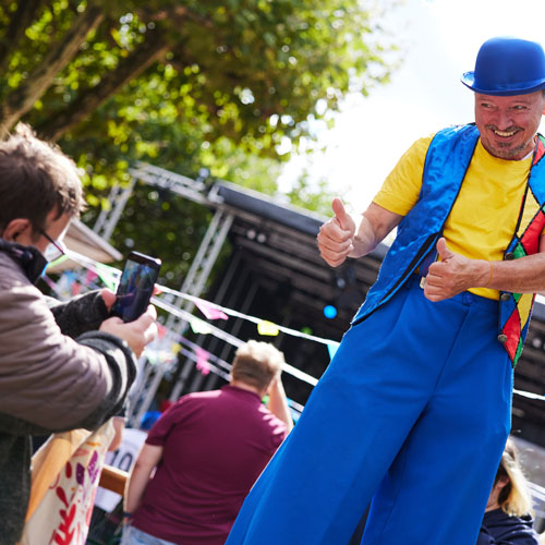 13.09.2025 100 Jahre Caritasverband Oberhausen Gaukler auf Stelzen