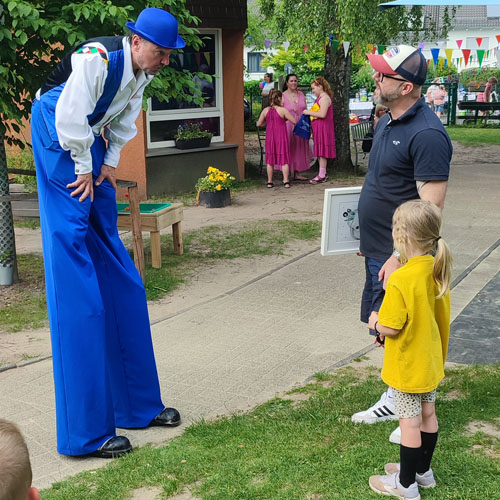 14.06.2025 Stelzenkunst Festattraktion Kinderprogramm Zuschauerbegeisterung interaktive Show Event-Highlight