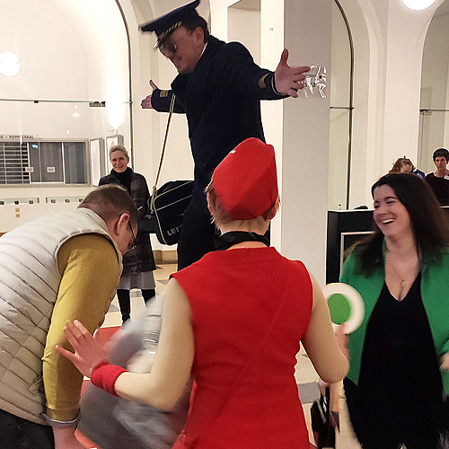 21.02.2025 Begrüßungsspaß Stelzenläufer Walkact Stewardessen