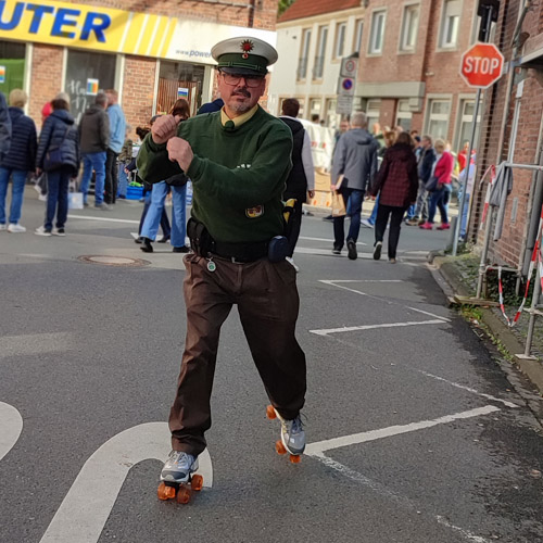 Comedy Polizist auf Rollschuhen