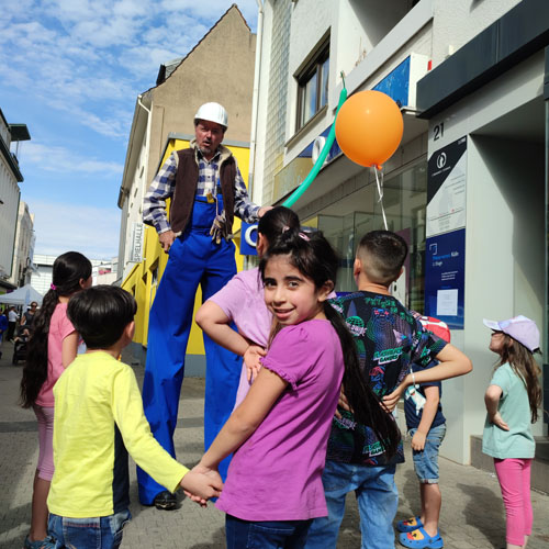 Bauarbeiter_Stelzenlauf_Walkact_Stelzenläufer_Entertainment