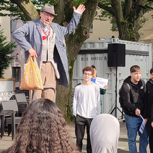 Hausmeister_Walkingact_Ausbildungsmesse_Begrüßung_Moderation