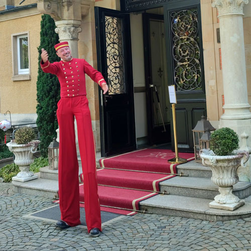 Hotelpage_auf_Stelzen_Stelzenläufer_Walkingact
