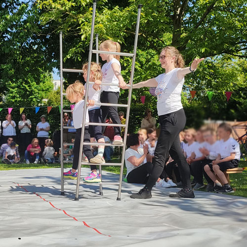 Kinder_mit_mach_Zirkus_Konfetti_Leiterakrobatik