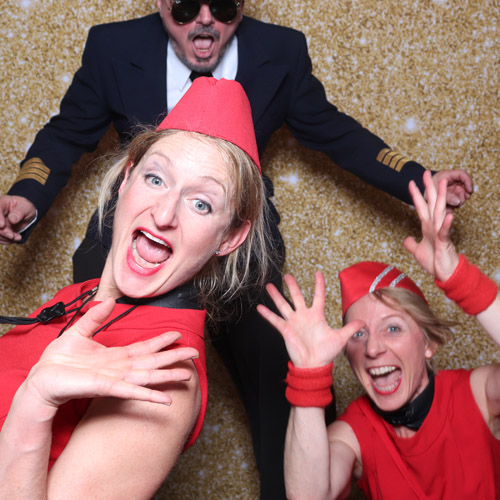 Comedy_Stewardessen_und_Pilot_auf_Stelzen_HCC_Hannover Humorvolle Stewardessen