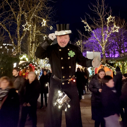 Schornsteinfeger auf Stelzen Christkindelsmarkt